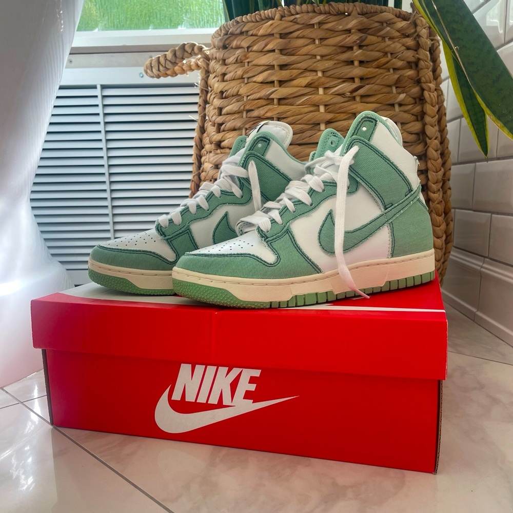 W NIKE DUNK HI 1985 ENAMEL GREEN GREEN DENIM